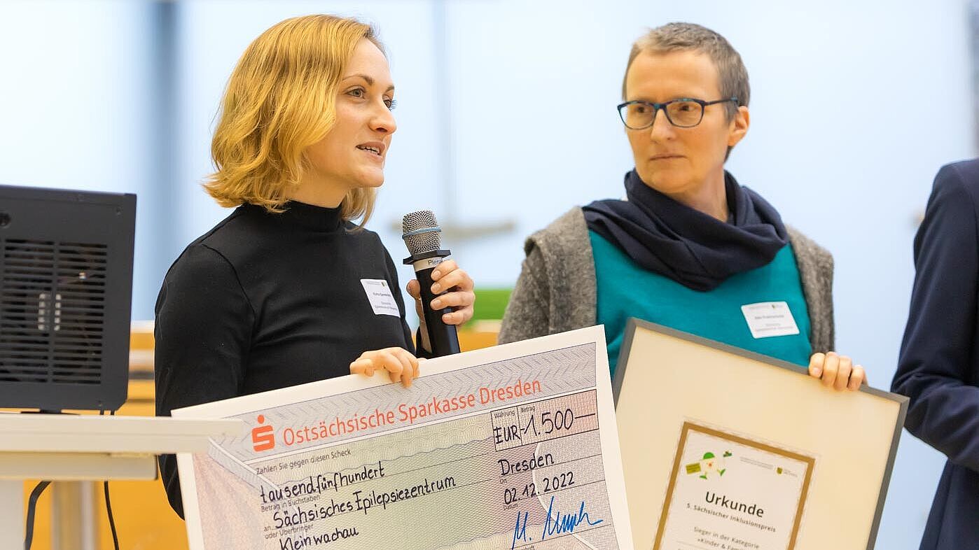 Korina Barwanietz und Elke Kuperschmidt, Inititiatorinnen der Ambulanten Hilfe für Eltern und Kinder, bei der Preisverleihung im Sächsischen Landtag.