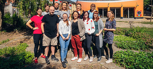 Das Team der Kita Schatzinsel in Pulsnitz im großen Garten vor dem haus, dass einem Schiff nachemfunden ist. Die Kita Schatzinsel gehört zum Epilepsiezentrum Kleinwachau in Radeberg bei Dresden