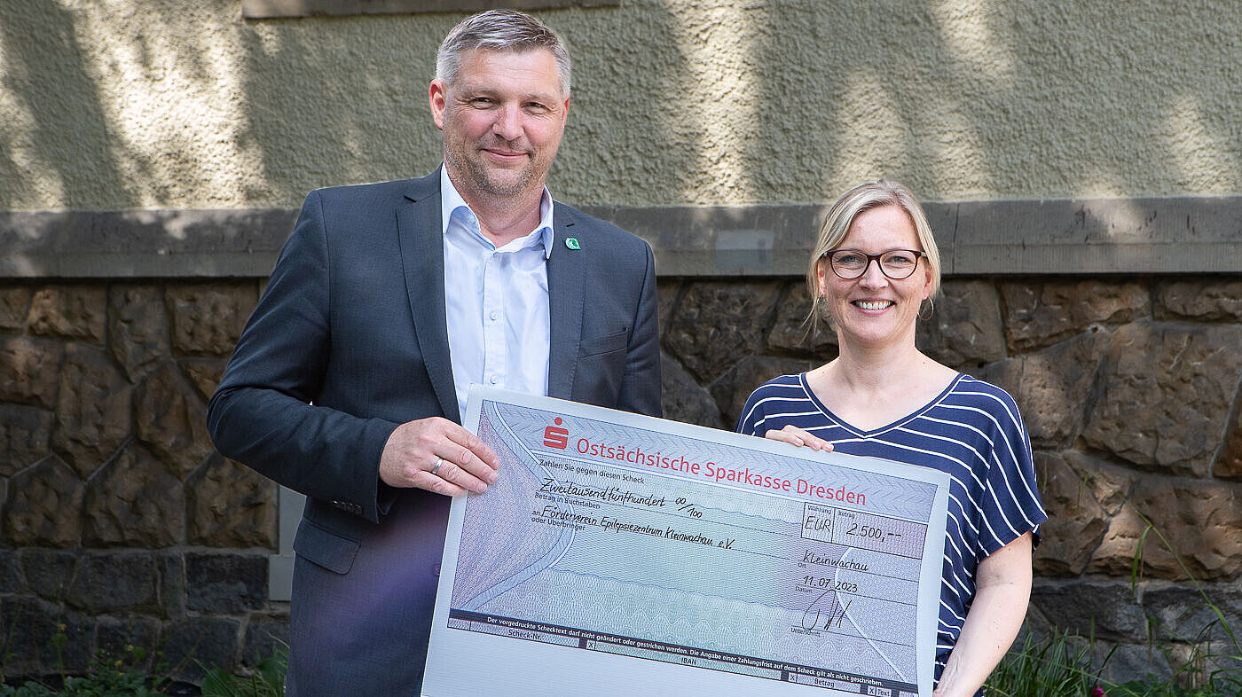 Der Bürgermeister von Ottendorf-Okrilla in Sachsen, Rico Pfeiffer, übergab der Geschäftsführerin des Epilepsiezentrum Kleinwachau, Sandra Stöhr, einen Scheck über 2500 Euro. Die Summe, die dem Förderverein Kleinwachau zu Gute kommt, ist ein Erlös aus der diesjährigen städtischen Fundsachen-Versteigerung in Ottendorf-Okrilla.