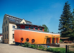 Da so genannten "Schiff" der Kita "Schatzinsel" in Pulsnitz. Dort ist der schöne Speisesaal untergebracht. Dahinter ist das sanierte Haupthaus zu sehen, wo die Gruppen untergebracht sind. Die  Kita "Schatzinsel" gehört zum Epilepsiezentrum Kleinwachau in Radeberg.