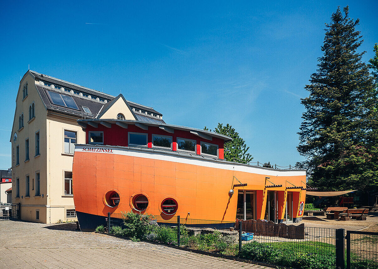 Da so genannten "Schiff" der Kita "Schatzinsel" in Pulsnitz. Dort ist der schöne Speisesaal untergebracht. Dahinter ist das sanierte Haupthaus zu sehen, wo die Gruppen untergebracht sind. Die  Kita "Schatzinsel" gehört zum Epilepsiezentrum Kleinwachau in Radeberg.