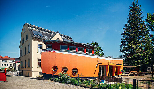 Da so genannten "Schiff" der Kita "Schatzinsel" in Pulsnitz. Dort ist der schöne Speisesaal untergebracht. Dahinter ist das sanierte Haupthaus zu sehen, wo die Gruppen untergebracht sind. Die  Kita "Schatzinsel" gehört zum Epilepsiezentrum Kleinwachau in Radeberg.
