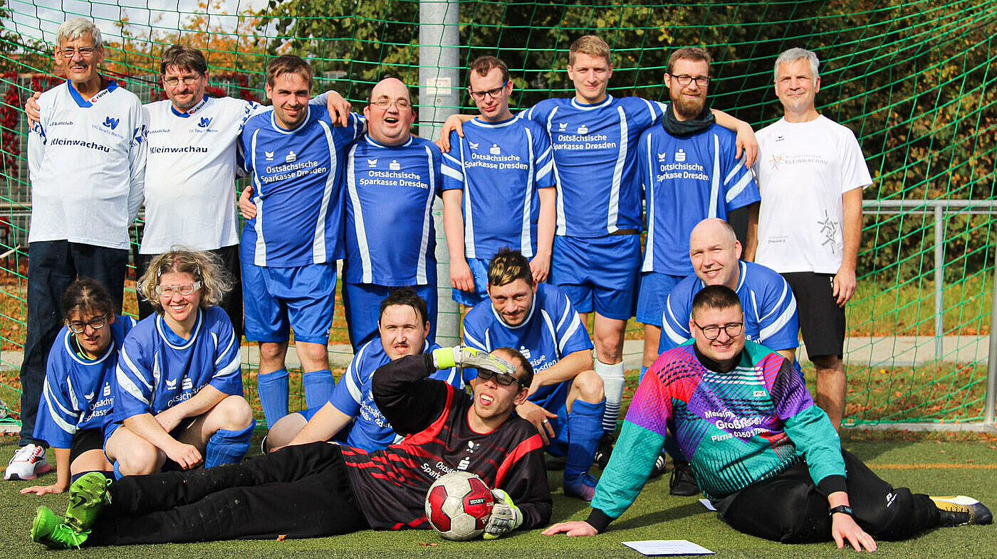 Unified Kleinwachau im Herbst 2022 bei einem inklusiven Fußballturnier auf dem Sportplatz des SV Liegau-Augustusbad in Radeberg in Sachsen