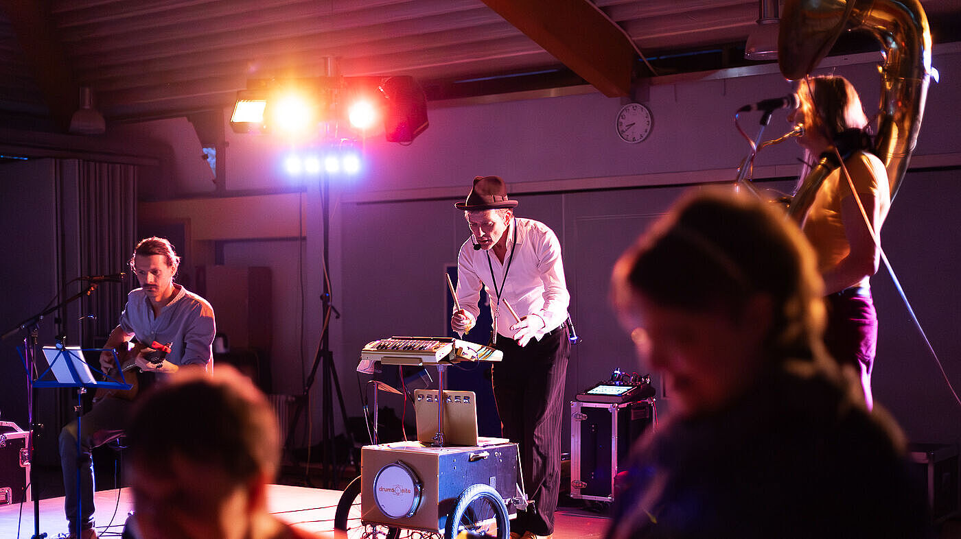 Tanz in den Mai im Epilepsiezentrum Kleinwachau mit der Band Triple Trouble aus Dresden