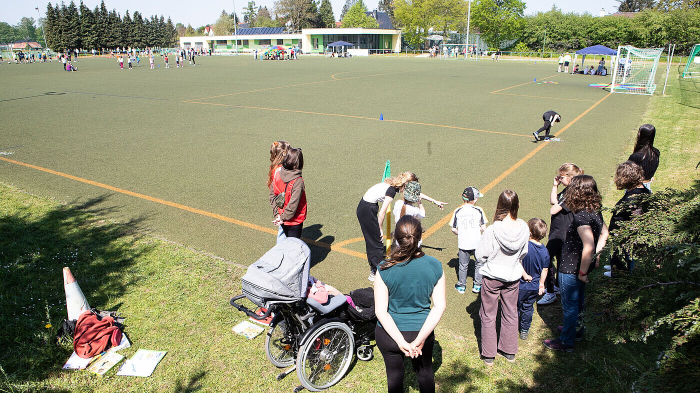 Inklusives Sportfest der Förderschule Kleinwachau in Radeberg bei Dresden in Sachsen mit der Grundschule des Ortsteils Liegau-Augustusbad auf dem Sportplatz der SV Liegau-Augustusbad am 12. Mai 2023