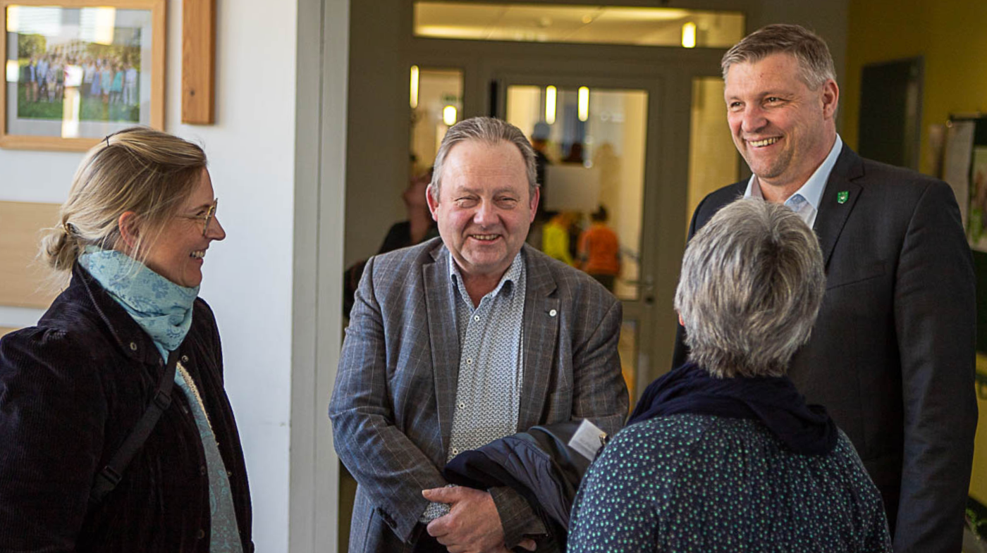 Auf diesem Foto sieht man: Sandra Stöhr, Geschäftsführerin des Epilepsiezentrum Kleinwachau, Veit Künzelmann, Bürgermeister von Wachau in Sachsen, Rico Pfeiffer, Bürgermeister von Ottendorf-Orkrilla