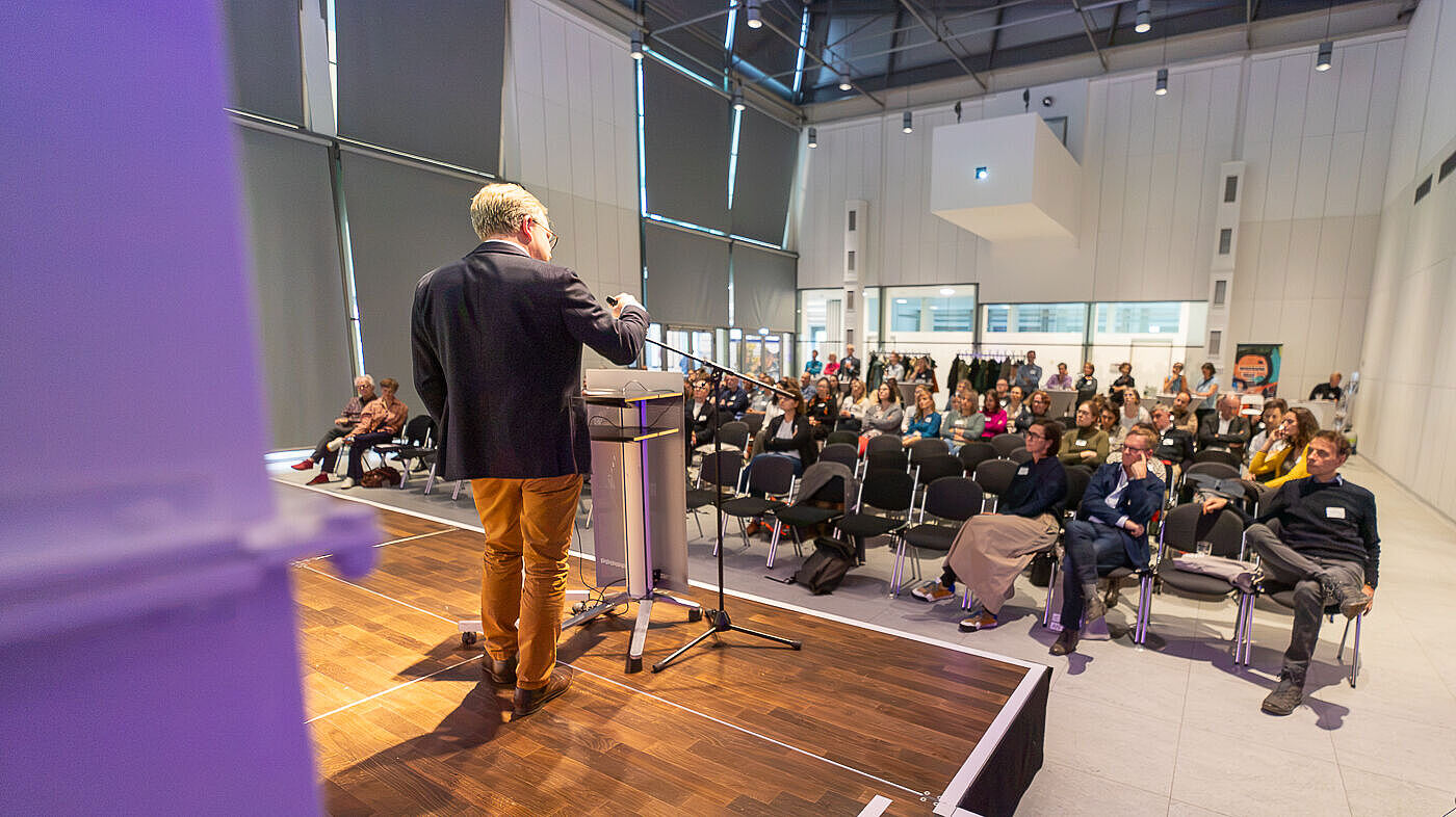 Prof. Dr. Felix von Podewils hält einen Vortrag beim Ostdeutschen Epilepsietag im September 2025 in Dresden