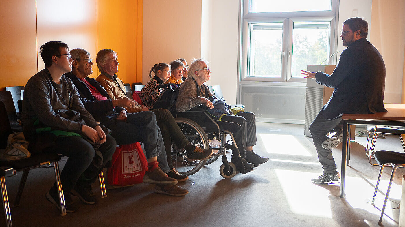 Menschen mit Behinderungen im Bundestag. Klienten aus dem Epilepsiezentrum in Kleinwachau besuchen den Dresdner Bundestagsabgeordneten Lars Rohwer von der CDU in Berlin. 