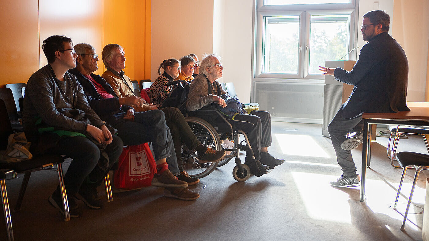 Menschen mit Behinderungen im Bundestag. Klienten aus dem Epilepsiezentrum in Kleinwachau besuchen den Dresdner Bundestagsabgeordneten Lars Rohwer von der CDU in Berlin. 