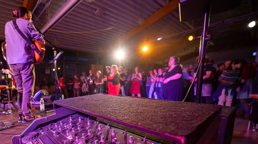 Tanz in den Mai im Epilepsiezentrum Kleinwachau mit der Band Triple Trouble aus Dresden