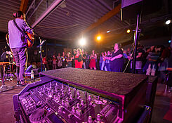 Tanz in den Mai im Epilepsiezentrum Kleinwachau mit der Band Triple Trouble aus Dresden