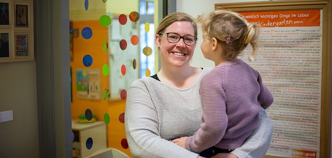 Viktoria Knobloch mit ihrer Tochter in der Kita Schatzinsel in Pulsnitz