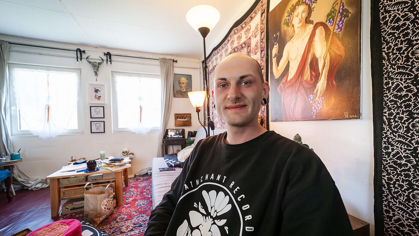 Der Künstler Lukas Schallon in seinem Atelier in Großröhrsdorf