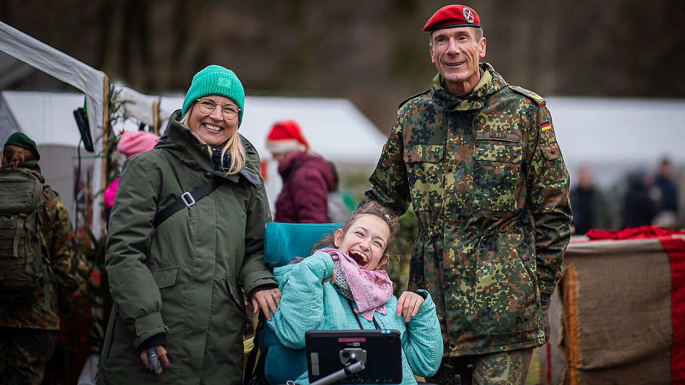 Auf dem Foto sind zu sehen: Geschäftsführerin Sandra Stöhr, Klientin Lisa Hänsel, Brigadegeneral Stephan Willer 