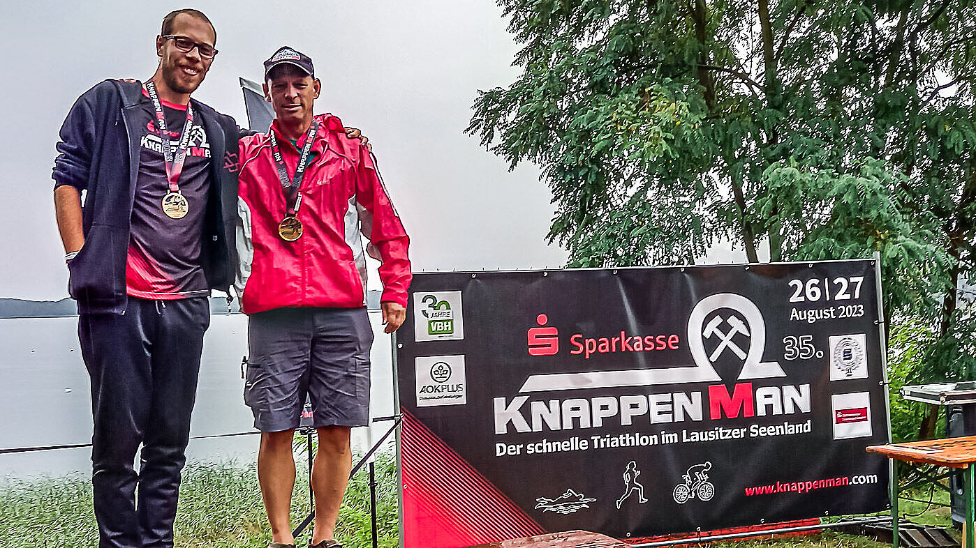 Kevin Schietzel ist Klient im Epilepsiezentrum Kleinwachau. Er ist Role Model für die neue Kampagne "Kurs halten" der Einrichtung in Radeberg bei Dresden, die die Jahreslosung 2025 der Evangelischen Kirche für Menschen mit Beeinträchtugungen und Behinderungen so wie deren Betreuerinnen und Betreuer übersetzt. Lesen Sie hier die Story von Kevin Schietzel: Vom Förderschüler zum Sportler und Feuerwehrmann.
