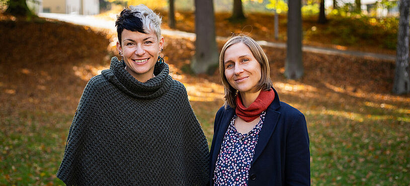 Auf dem Foto sind die beiden Projektleiterinnen Christiane Fabrizius - sie steht links - vom Epilepsiezentrum Kleinwachau und Juliane Bendel vom Zentrum für Forschung, Weiterbildung und Beratung an der ehs Dresden gGmbH 