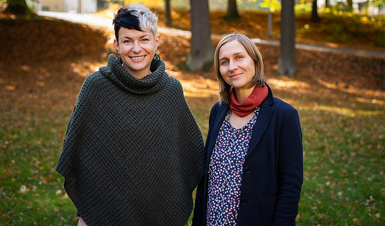 Auf dem Foto sind die beiden Projektleiterinnen Christiane Fabrizius - sie steht links - vom Epilepsiezentrum Kleinwachau und Juliane Bendel von der Evangelischen Hochschule Dresden, kurz ehs