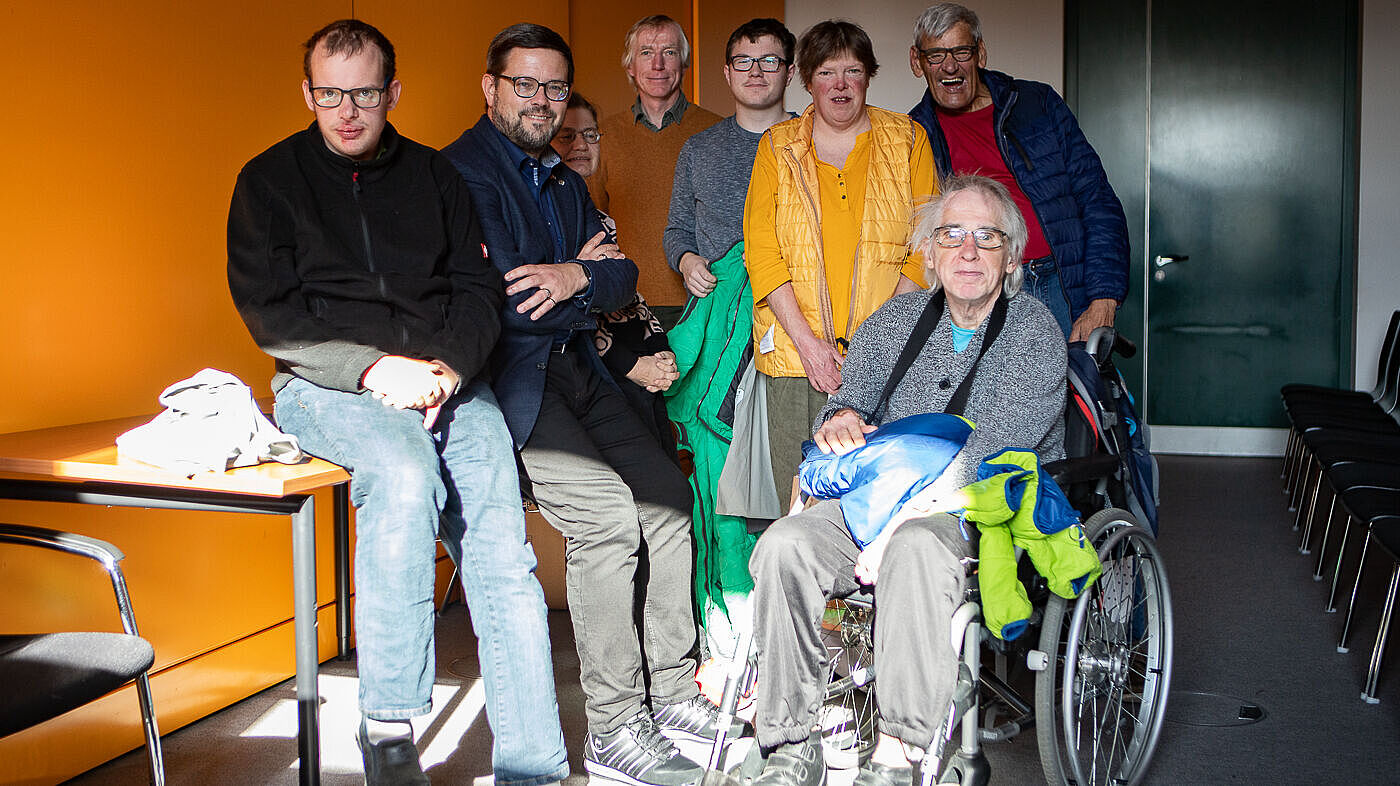 Menschen mit Behinderungen im Bundestag. Klienten aus dem Epilepsiezentrum in Kleinwachau besuchen den Dresdner Bundestagsabgeordneten Lars Rohwer von der CDU in Berlin. 