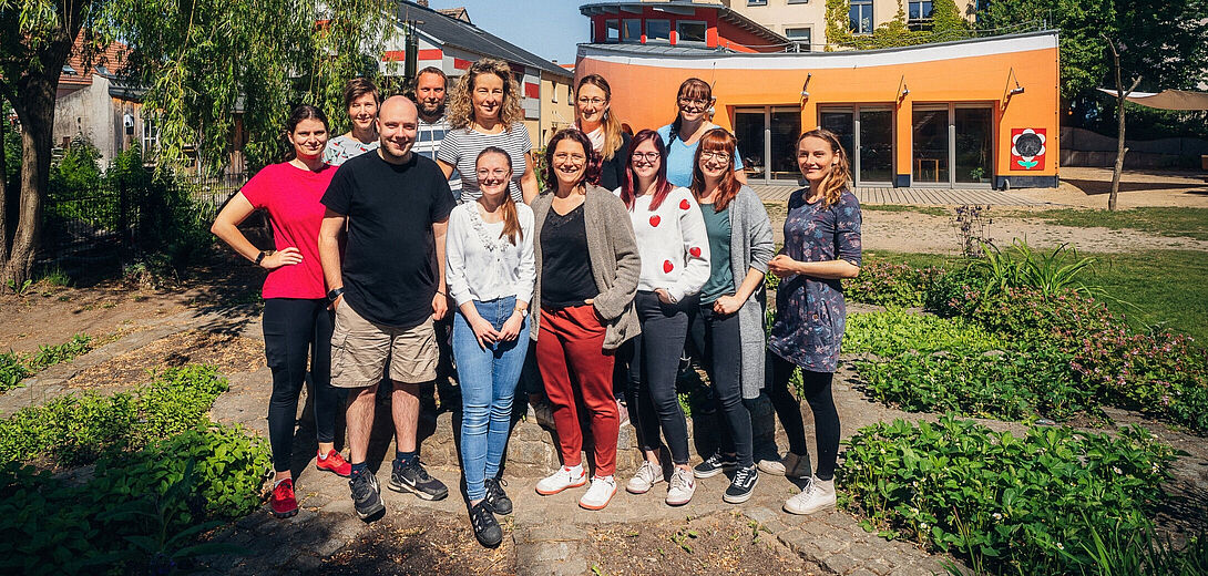 Das Team der Kita Schatzinsel in Pulsnitz im großen Garten vor dem haus, dass einem Schiff nachemfunden ist. Die Kita Schatzinsel gehört zum Epilepsiezentrum Kleinwachau in Radeberg bei Dresden
