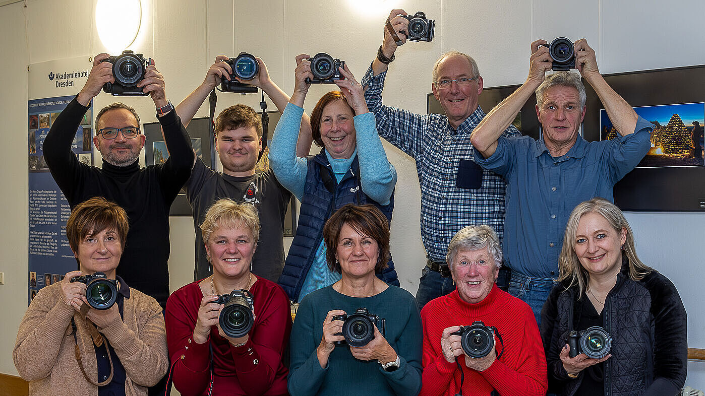 Dauerausstellung im Außenwohnangebot Tobiasmühle des Epilepsiezentrum Kleinwachau: Auf dem Foto sind die zehn Fotografen und Fotografinnen der Fotogemeinschaft Dresden zu sehen, deren Fotos ausgestellt wurden
