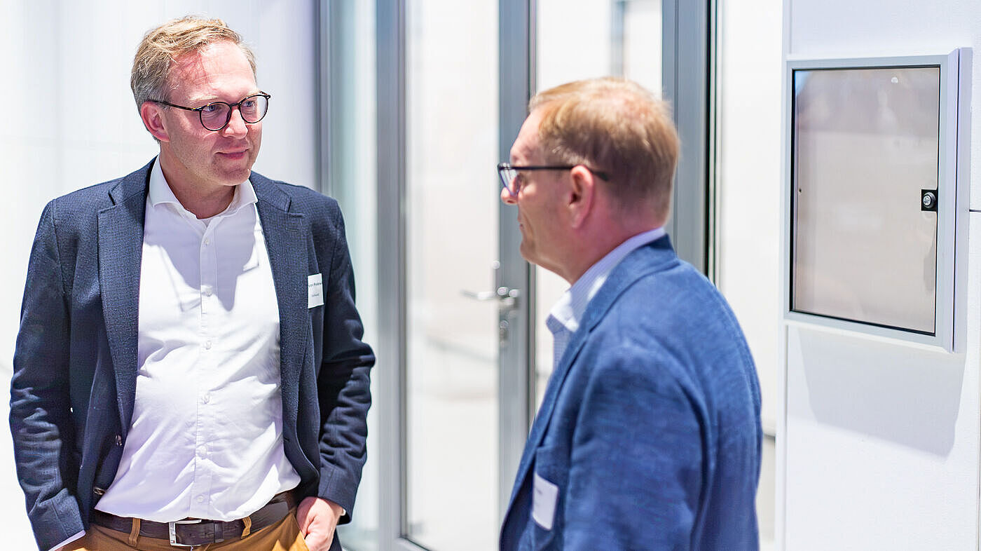 Prof. von Podewils im Gespräch mit Dr. Peter Hopp (r.), medizinischer Leiter des Epilepsiezentrums Kleinwachau