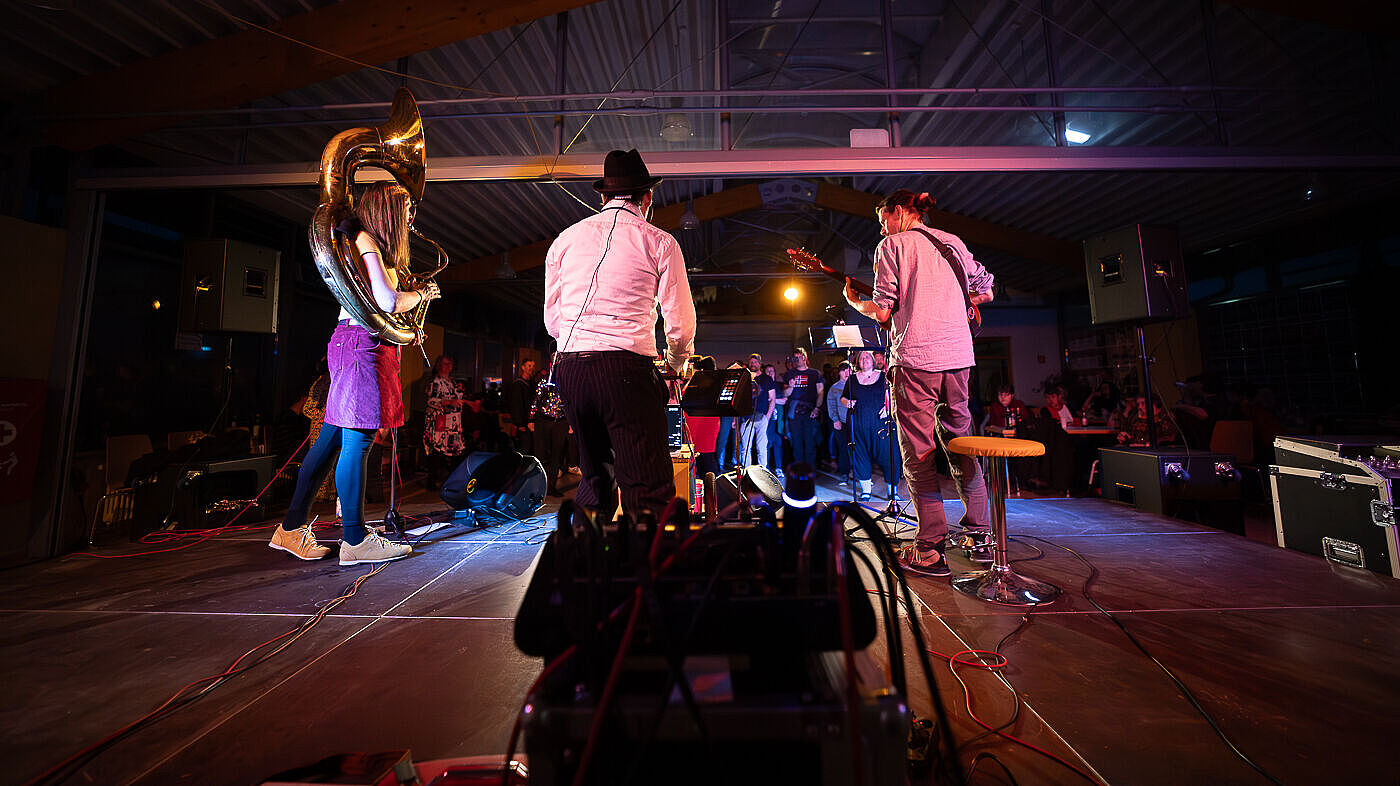 Tanz in den Mai im Epilepsiezentrum Kleinwachau mit der Band Triple Trouble aus Dresden