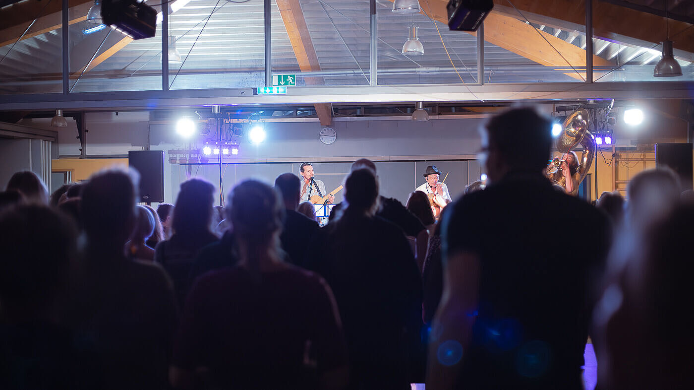 Tanz in den Mai im Epilepsiezentrum Kleinwachau mit der Band Triple Trouble aus Dresden