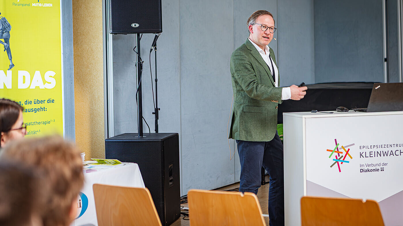 Prof. Dr. Felix von Podewils hält einen Vortrag beim Epilepsie-Symposium im April 2023 im Epilepsiezentrum Kleinwachau