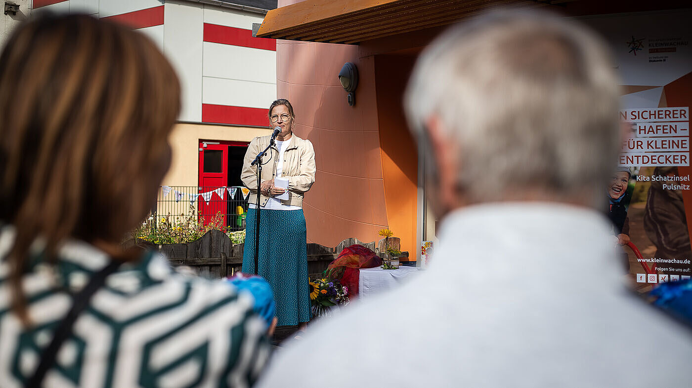 Sandra Stöhr, Geschäftsführerin des Epilepsiezentrums Kleinwachau, hält die Laudatio beim 20jähigen Bestehens des Evangelischen Kinderhauses Schatzinsel in Pulsnitz.