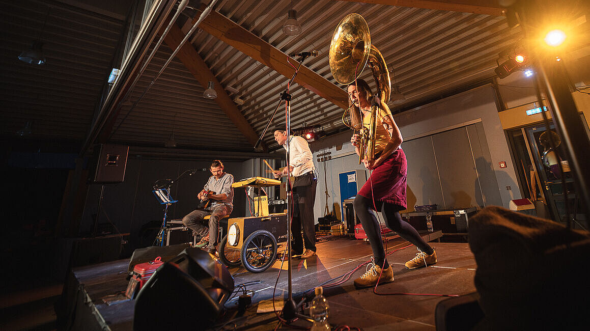 Tanz in den Mai im Epilepsiezentrum Kleinwachau mit der Band Triple Trouble aus Dresden