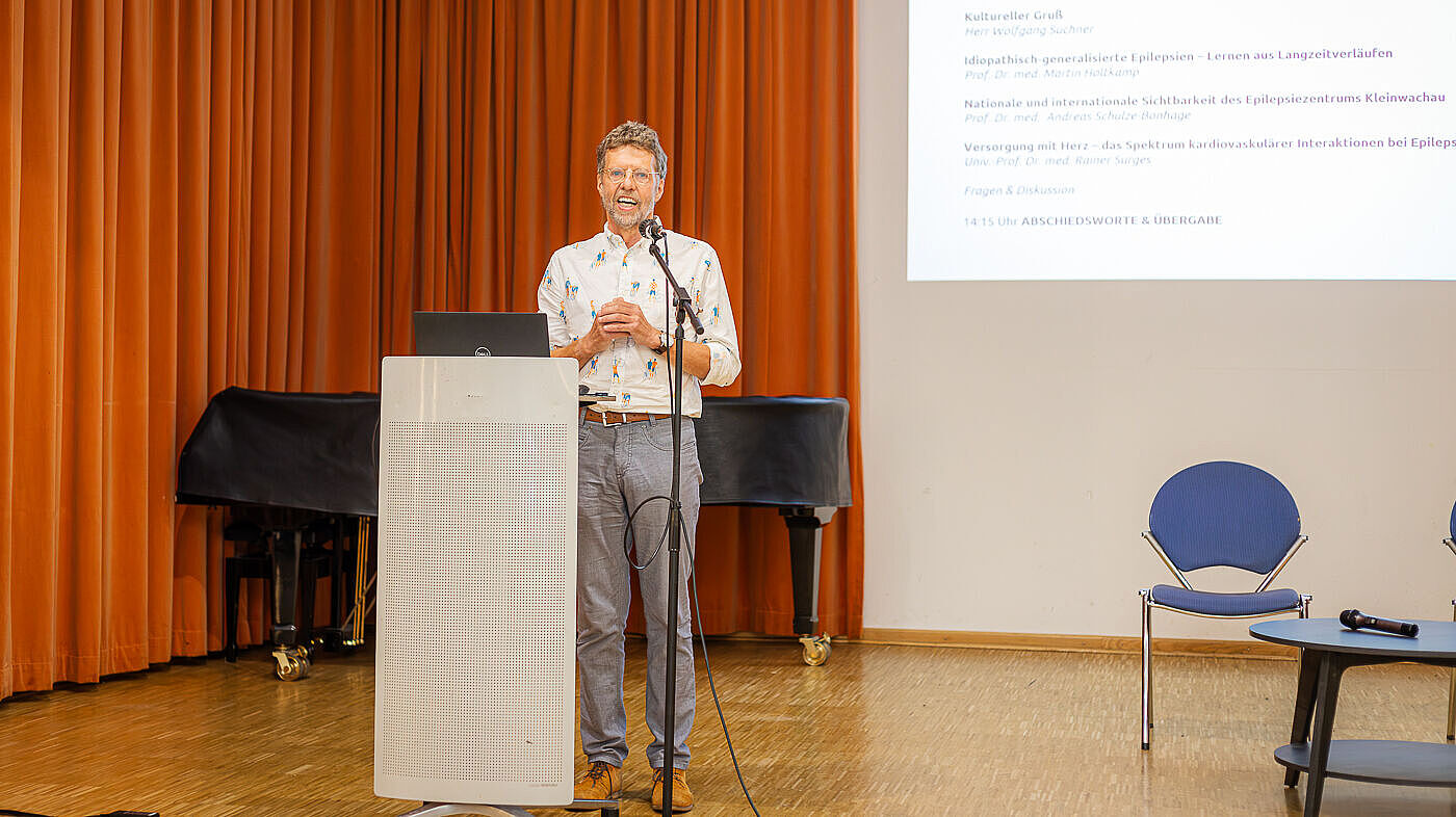 Dr. Thomas Mayer steht am Rednerpult bei seinem Abschiedssymposium in Dresden