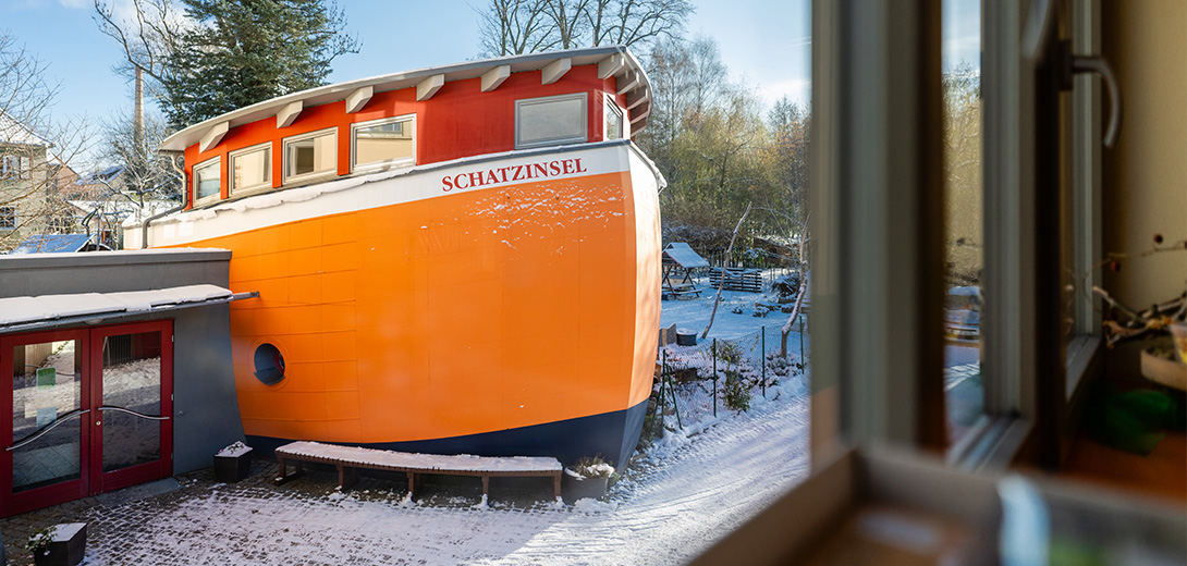 Blick auf ein Gebäude, das wie ein Schiff aussieht