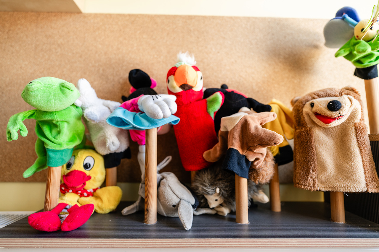 mehrere Handfiguren, unter anderem ein Frosch und ein Bär