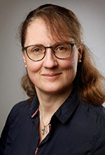 eine Frau mit braunen Haaren und Brille